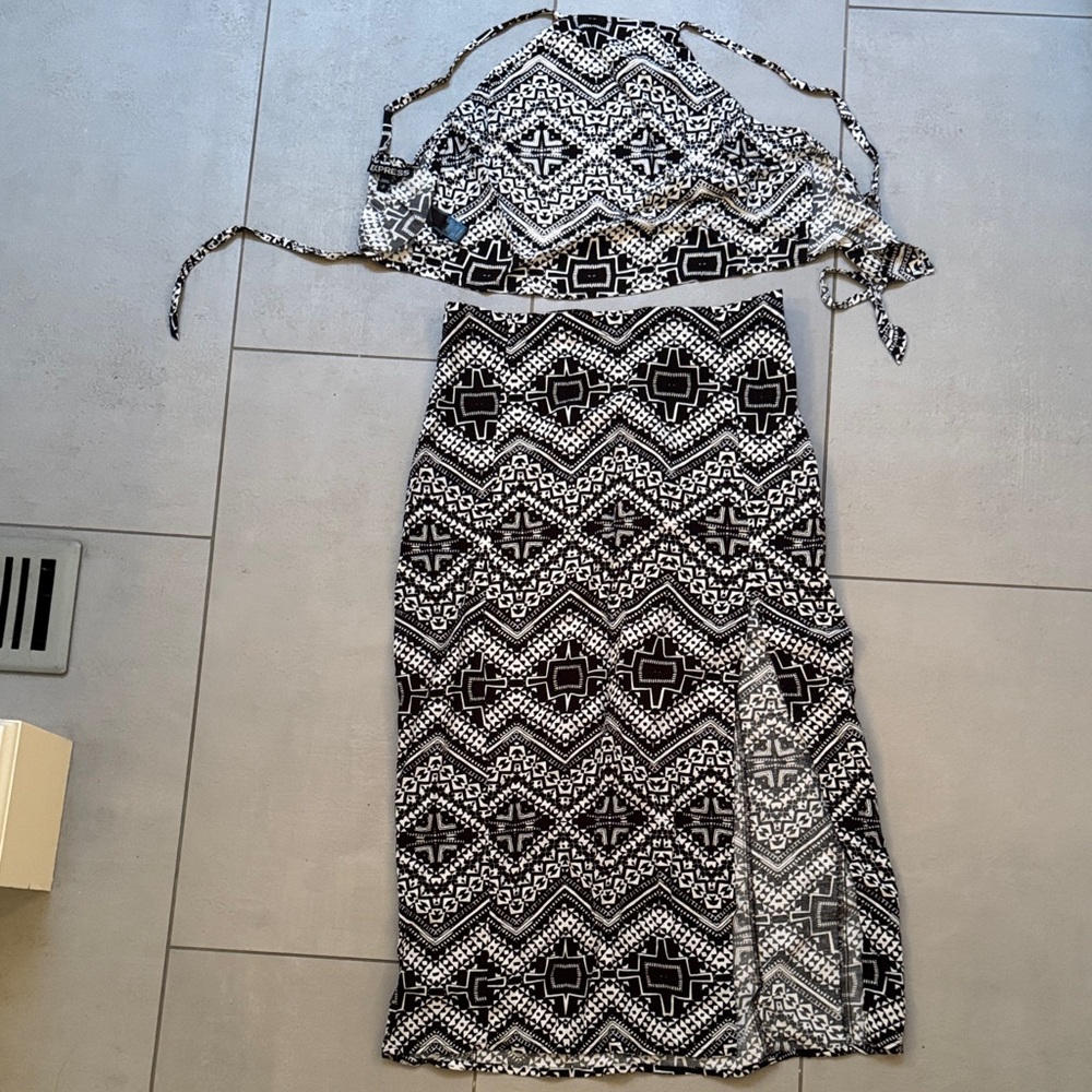 Chic Black and White Backless Dress